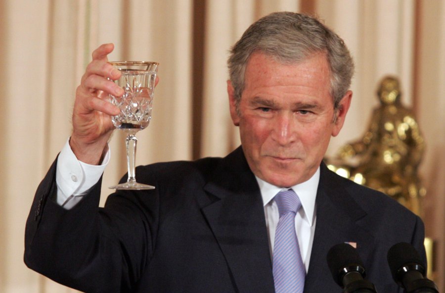 Ish-presidenti George W. Bush uron Kosovën për 10-vjetorin e Pavarësisë: Zoti ju bekoftë!