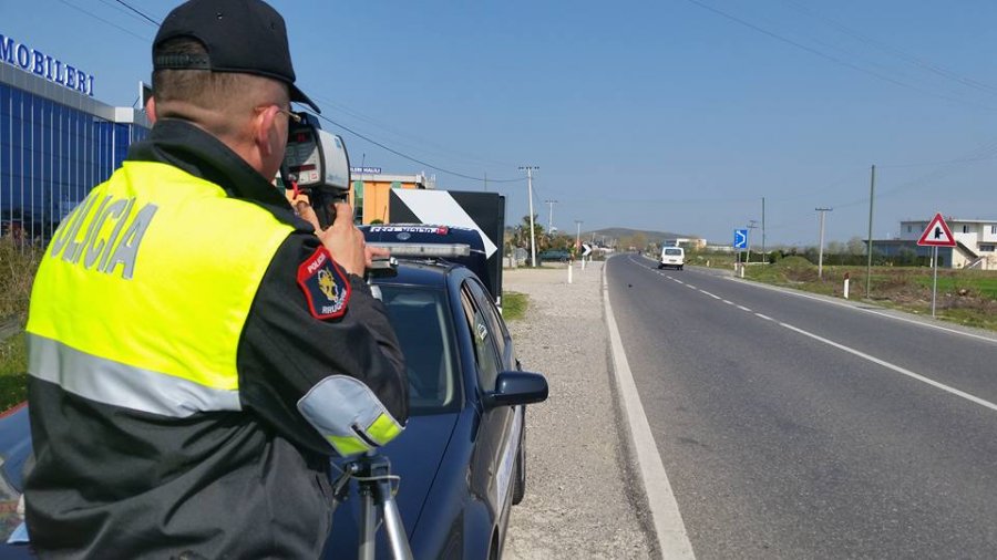 Vdes në krye të detyrës, polici i qarkullimit rrugor