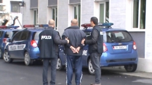 U TRAJTUA SI VDEKJE NATYRALE, POLICIA ZBARDH VRASJEN SHOKUESE TË GRUAS NË FIER, ARRESTOHET I SHOQI, PROCEDOHET MJEKU I URGJENCËS