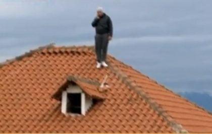 Një person kërcënon të hidhet nga çatia, “Jeta ime ka marrë fund”