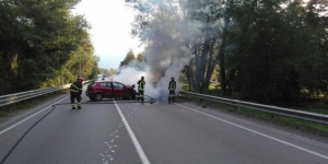 DIGJESHIN BRENDA MAKINËS, ITALIANËT BËNIN VIDEO… DERISA NDËRHYN “HEROI” NGA SHQIPËRIA