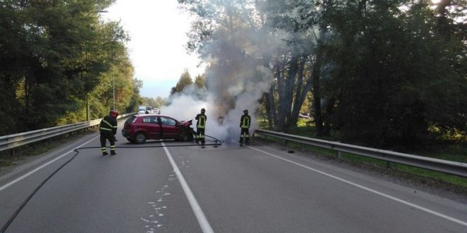 DIGJESHIN BRENDA MAKINËS, ITALIANËT BËNIN VIDEO… DERISA NDËRHYN “HEROI” NGA SHQIPËRIA