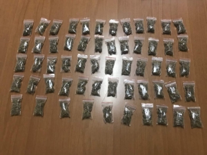 Droga në shkollat e Tiranës, 3 persona në pranga: Kapen 68 doza në qese farmacie
