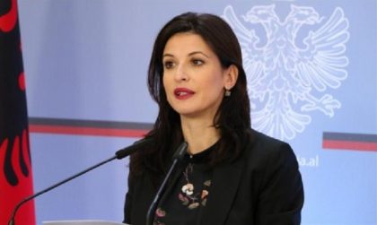 Zvarritet hetimi për byzylykët elektronikë/ Pse hesht ministrja Gjonaj?
