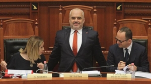 Foto/ Çfarë po shohin ministrat Bushati dhe Mesi te Rama?