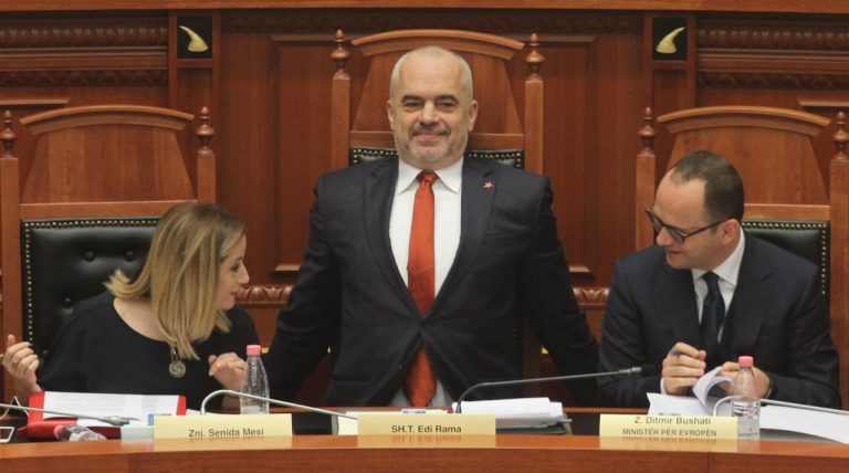 Foto/ Çfarë po shohin ministrat Bushati dhe Mesi te Rama?