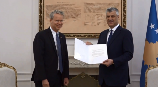 Thaçi merr urimin për dhjetëvjetorin e pavarësisë nga Trump,përmes ambasadorit Delawie