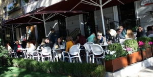 Shqipëria, e para në botë për numrin e kafeneve