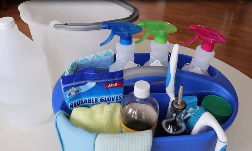 Studimi: Kimikatet e produkteve shtëpiake ndotin ajrin sa makinat