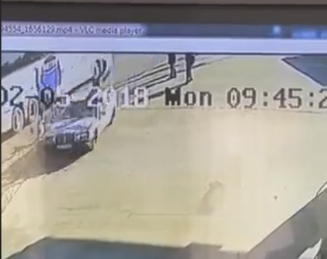 Pamje të rënda/ Shmangu përplasjen me autobusin, “Benzi” “hedh në ajër” dy persona