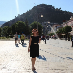 Monika Qosja zë vendin e Eduart Halimit në parlament