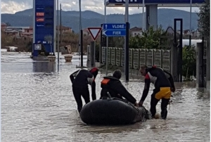 Përmbytja/ Gruaja e moshuar gjendet në banesë në gjendje të rëndë