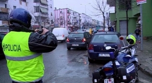 Moti i keq dhe reshjet e shumta, policia rrugore bën apelin e rëndësishëm