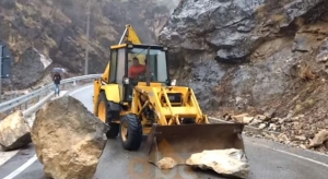 Reshjet e shiut sjellin probleme në rrugët e Verilindjes së Shqipërisë