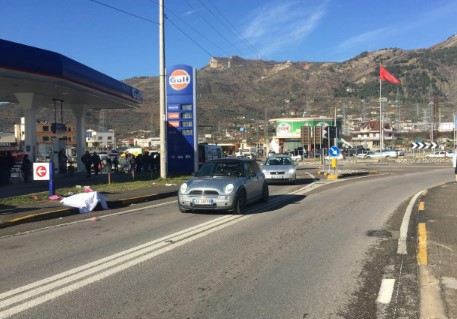 Aksidenti i dytë brenda pak orëve, kalimtari humb jetën në Elbasan