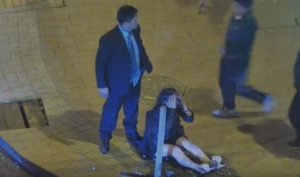 VIDEO/Djali e qëllon në fytyrë dhe e tërheq nga flokët të fejuarën e tij
