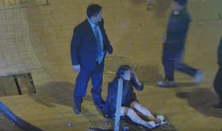 VIDEO/Djali e qëllon në fytyrë dhe e tërheq nga flokët të fejuarën e tij