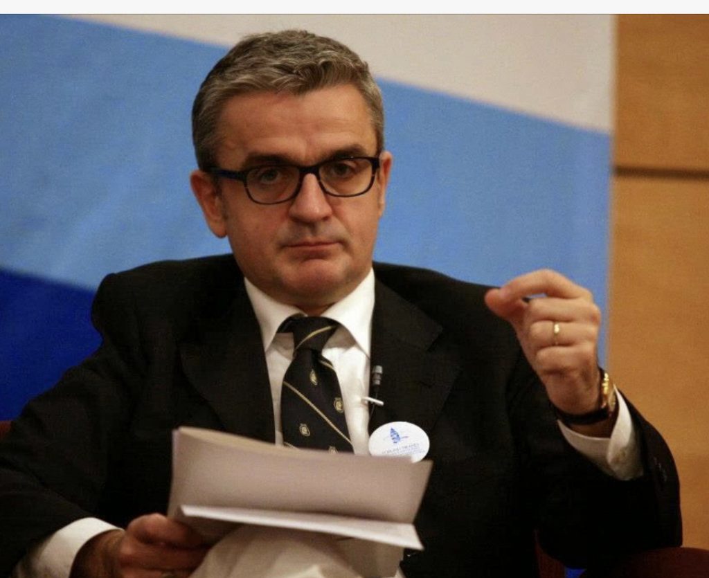 Pse shqiptarët zgjedhin të udhëhiqen nga njerëz pa shkollë?