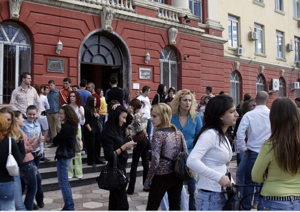 Sot nis viti i ri akademik, 22 mijë studentë për herë të parë në auditore