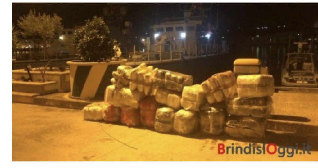 VIDEO/Kapet gomonia me 557 kg drogë. Pranga dy skafistëve shqiptarë