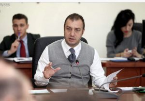 Opozita në bojkot, Shalsi shqyrton propozimin e LSI për koncesionet, nxirret media jashtë