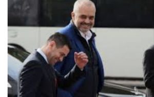 Qeveria ul taksat për ministrat, oligarkët dhe deputetët