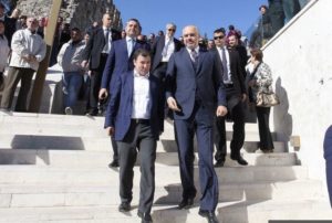 Festë, gëzim dhe shampanjë në PS pas mosdekretimit të Lleshit, ja kush e synon postin e Fatmir Xhafës …