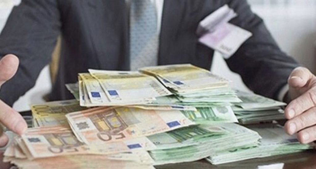 Biznesmeni dhe 3 punonjës banke i vjedhin 740 mln lekë qytetarit