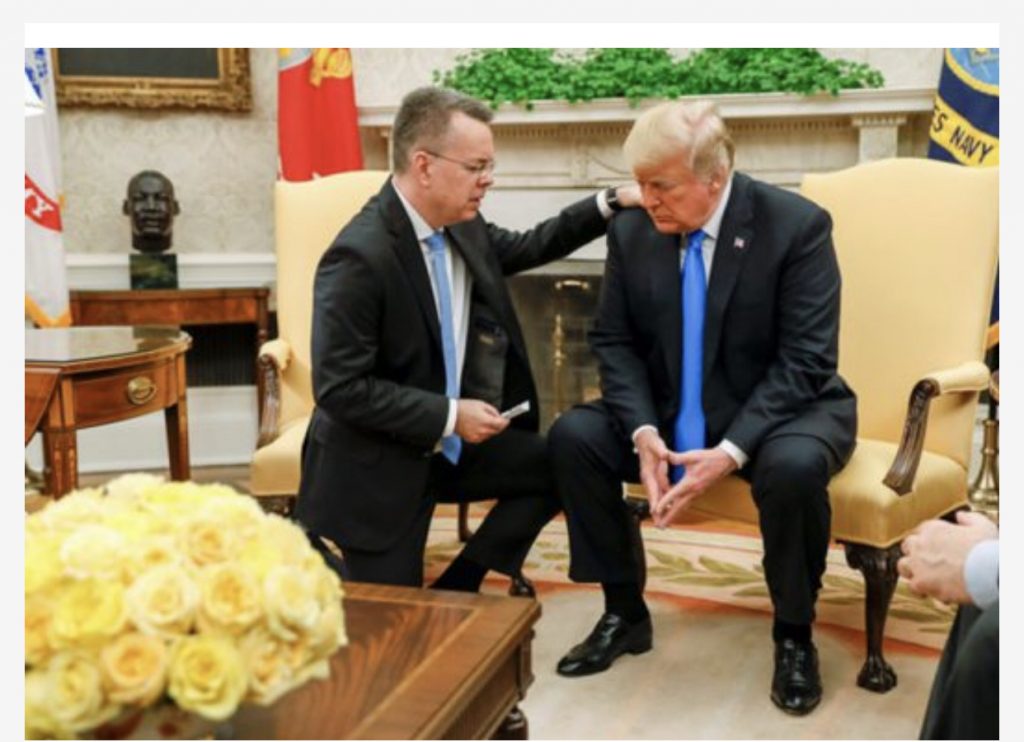 Pastori i liruar nga Turqia i ulet presidentit Trump në gjunjë