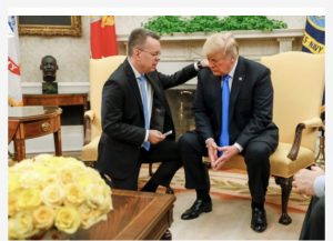 Pastori i liruar nga Turqia i ulet presidentit Trump në gjunjë