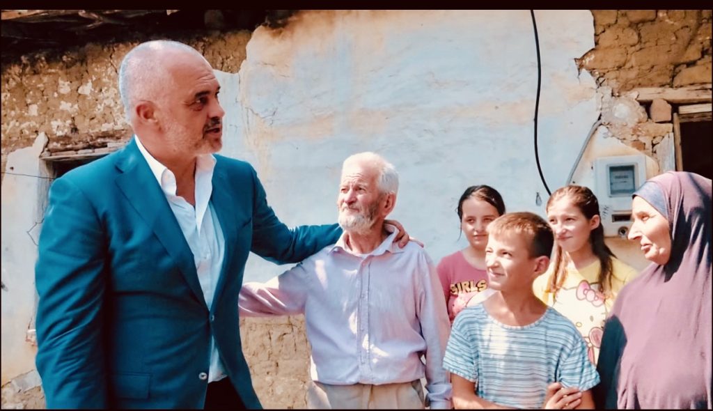 Të kurosh imazhin e degraduar me fukarallëk e skamje