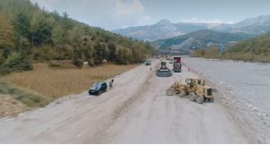 Rama :Po punohet në RRUGËN E ARBRIT,  në të gjithë gjatësinë e saj