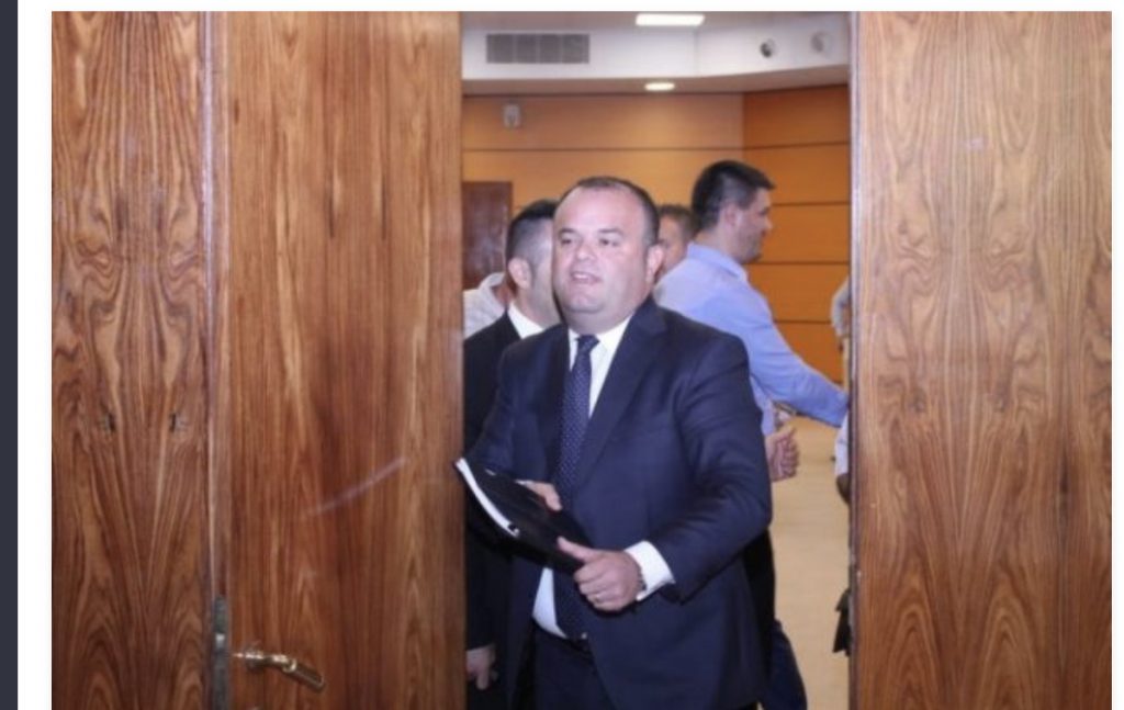 Prokurori Gentian Osmani, i lumtur u dergon sms  gazetarëve…