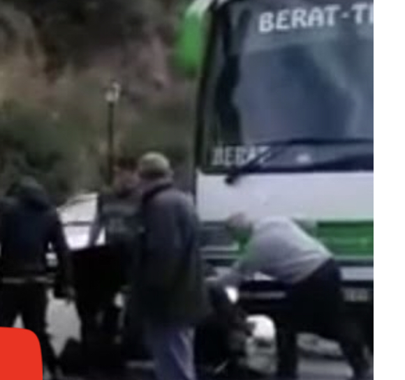 Berat, autobuzi përplas motoçikletën