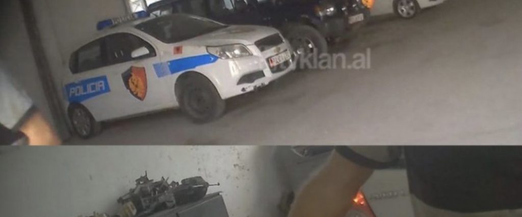 FOTO/ Ofiçina e Policisë shet pjesët e makinave të sekuestruara