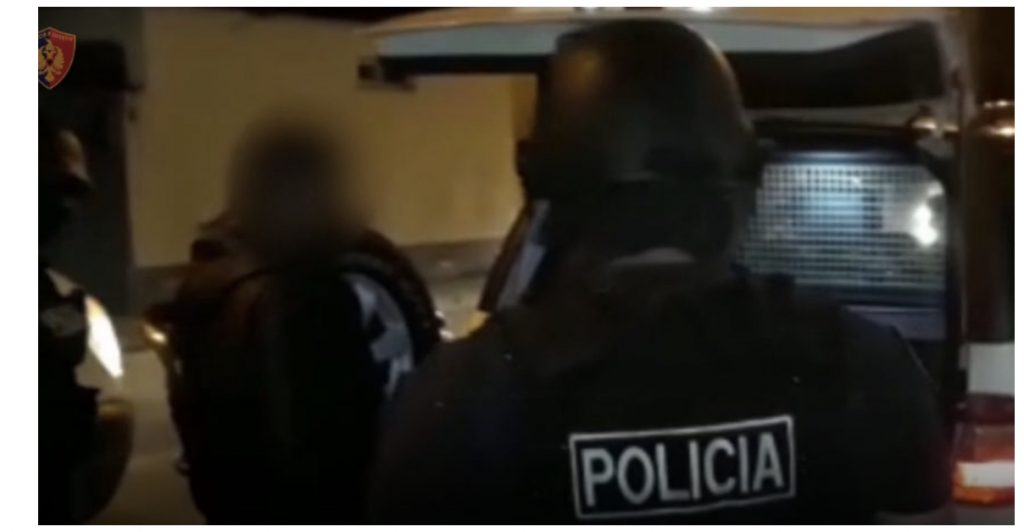 EMRAT/ Nga kontrollet në lokale e rrugë,  kapen dy personat që ishin në kërkim (VIDEO)