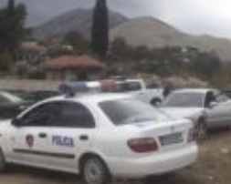 Plumba  në drejtim të makinës së Policisë, në kërkim 35-vjeçari nga Gjirokastra