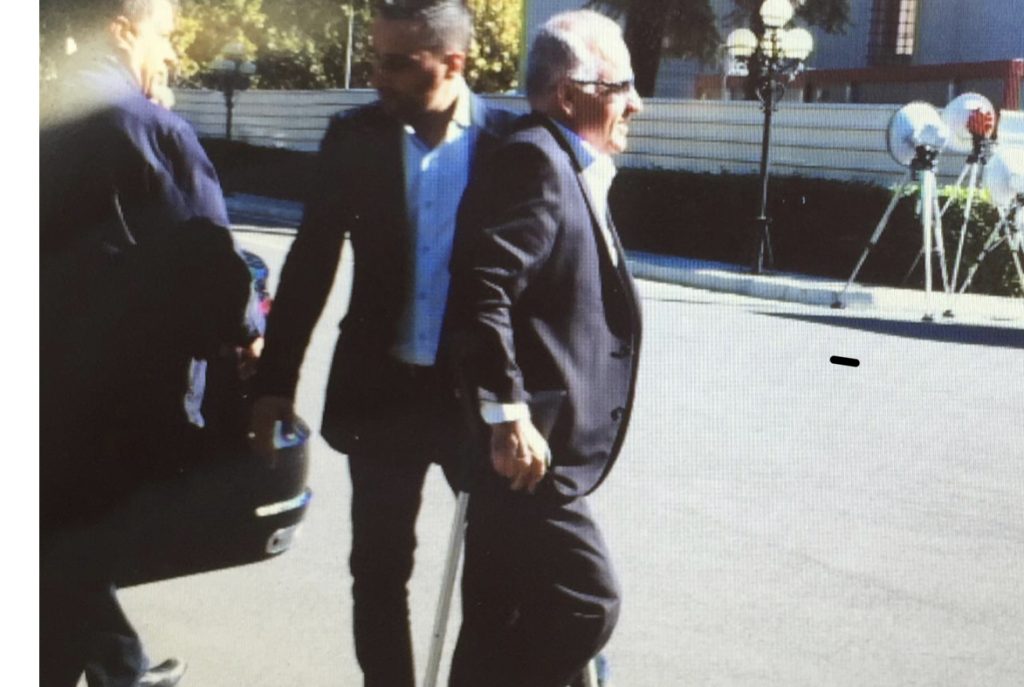 Deputeti i PS me paterica shkon në Kuvend të votojë bllokimin e lojërave të fatit-FOTO