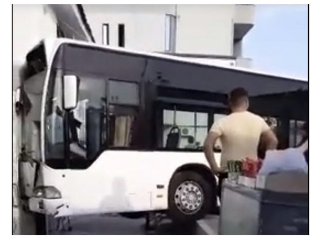 FOTO-LAJM/ Autobusi përplaset me ndërtesën në Tiranë, dy të plagosur