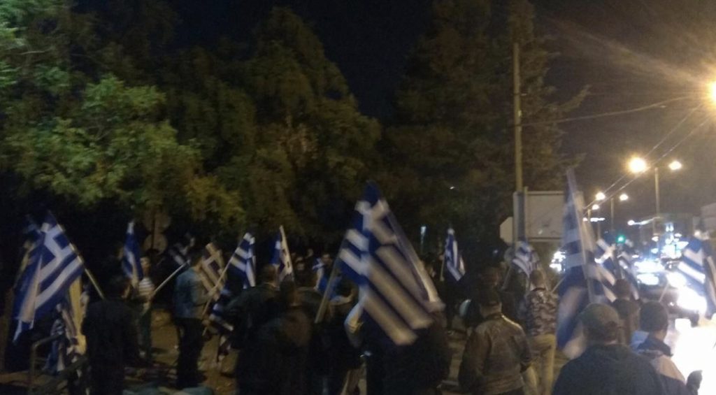 VIDEO/ Tensionet situata, “Agimi i Artë” protestë para Ambasadës Shqiptare në Athinë, mbyllen rrugët
