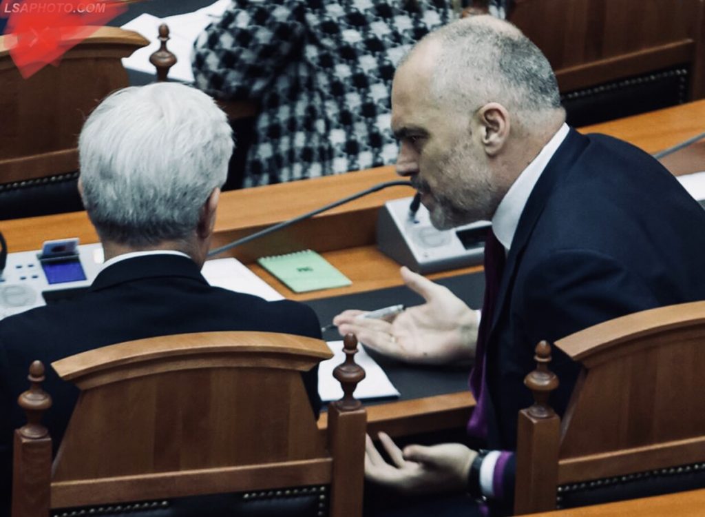 Analiza/ ‘Nga konferenca e shtyrë e Tahirit tek arrestimi i Dakos’, Lubonja: Pse e dha Xhafaj dorëheqjen dhe hesht
