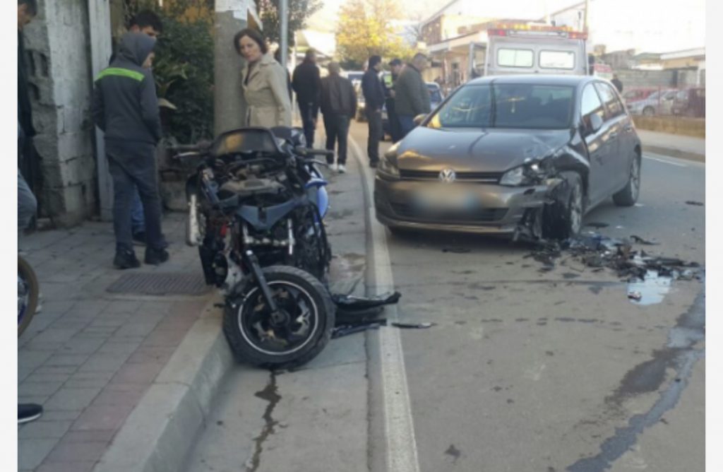Shkodër aksident,makina përplas motorin, ndërron jetë 65-vjeçari