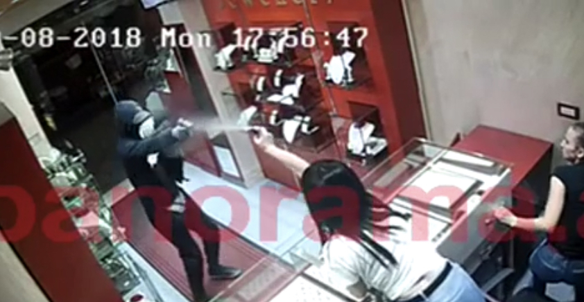 VIDEO/ Hyn me armë në dyqanin e floririt për të vjedhur, shitësja i hedh spraj djeges