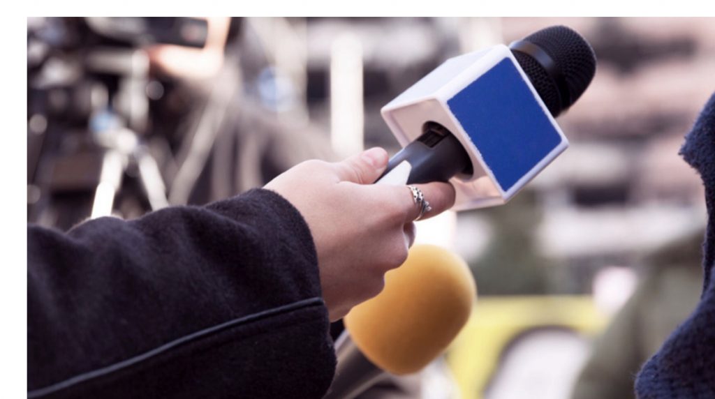 Si e inkurajon dhe mbështet media, luftën politike