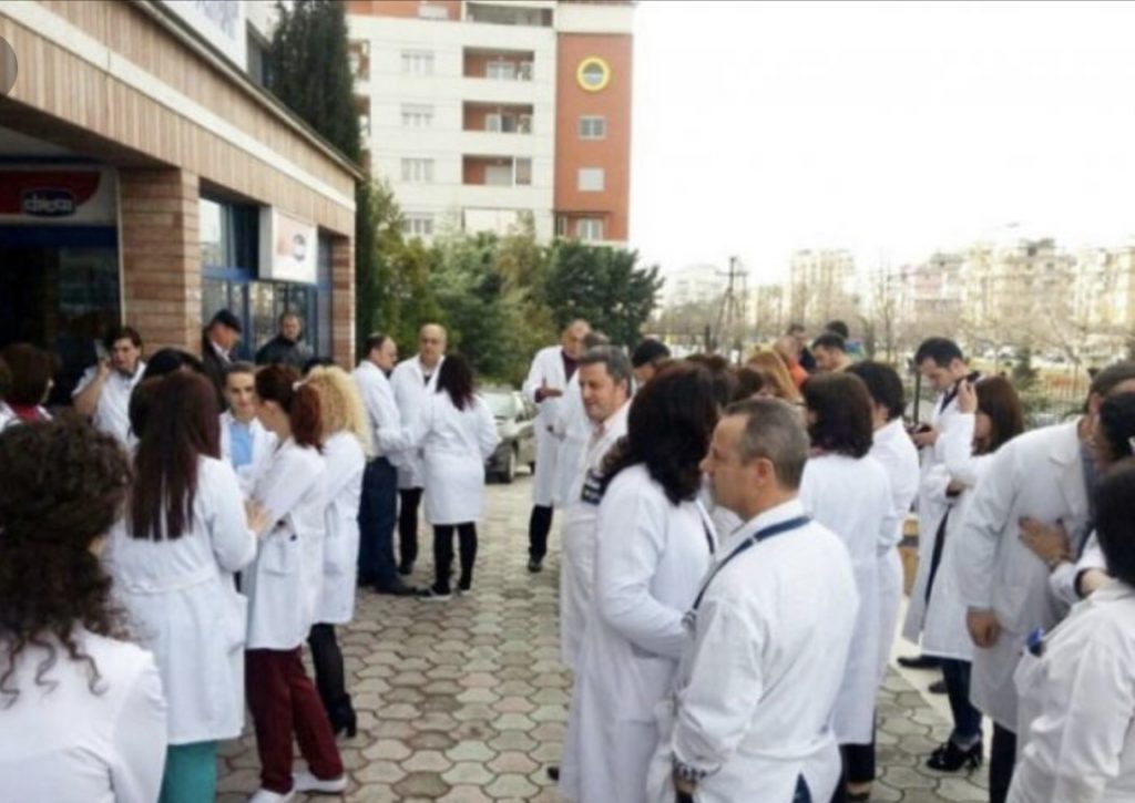 78% e mjekëve thonë se mund të largohen nga Shqipëria