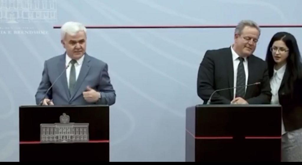 VIDEO/ Bandat afër qeverisë detyruan largimin e Xhafës