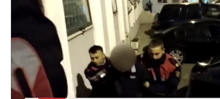 Video/ Grabiti me  armë  në Vlorë, arrestohet 35-vjeçari (EMRI)