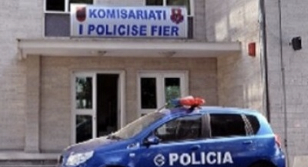 Fier/  Djali vuri zjarrin dhe mbylli derën…