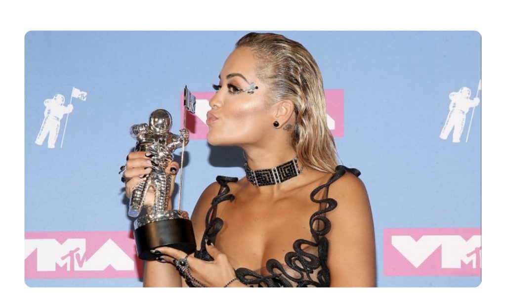 Rita Ora “shkruan histori” në listat muzikore britanike. Artistja femër me më shumë këngë solo në “Top 10”