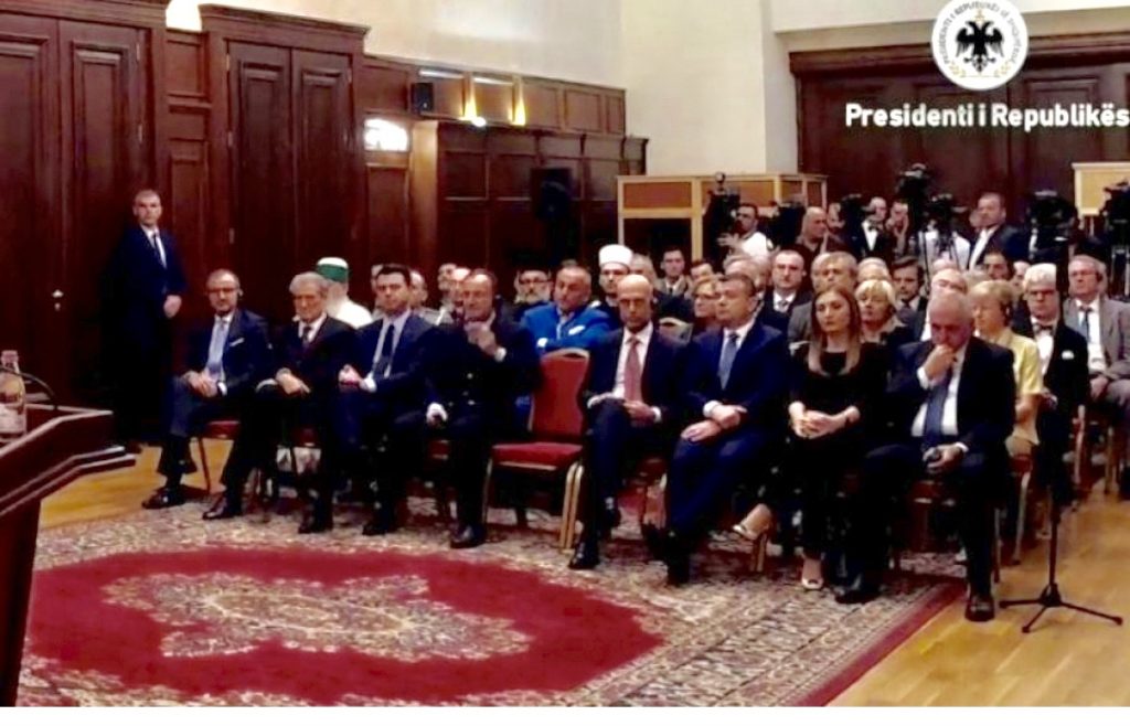 Dekorimi i Fratinit/ Berisha e Basha ulur afër Ballës, Meta bën ‘bashkë’ politikanët shqiptarë